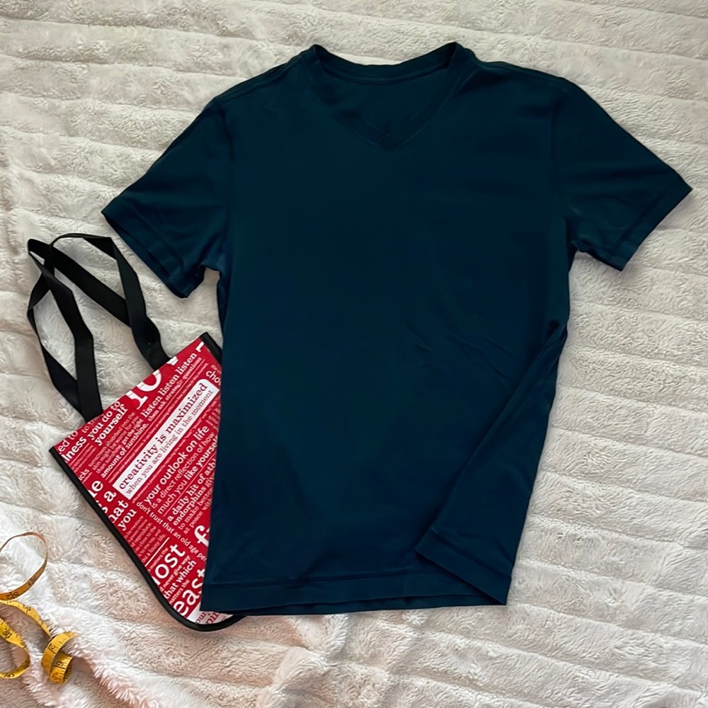 Lululemon Men’s Short Sleeve V-Neck T Shirt